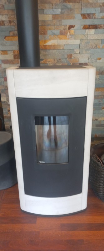 Installation et pose d'un poêle à granulés 9 kW dans une villa de Lodève à côté de Clermont-l'Hérault