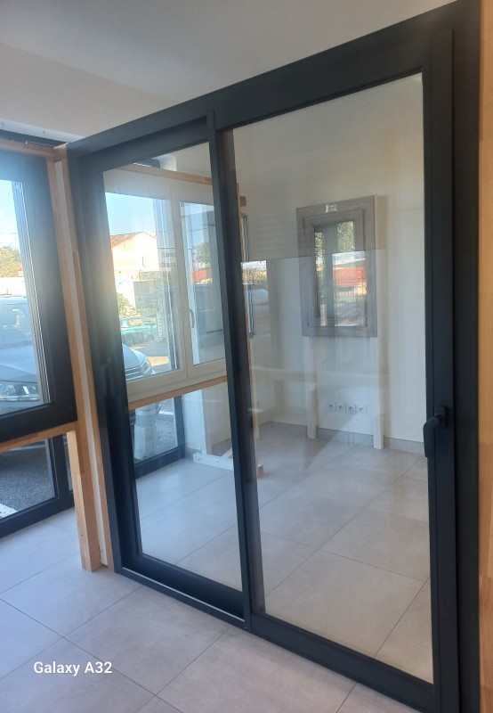 pose et  installation en rénovation d'une ancienne porte fenêtre en bois par une baie vitrée en aluminium sur Alès proche d'Anduze