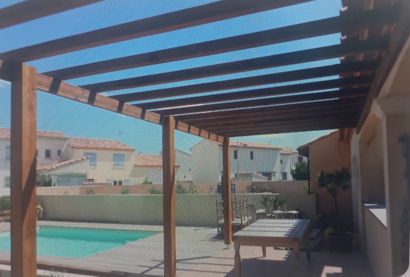 pose et installation d'une pergola adossée en bois sur mesure dans une villa à Marseillan proche d'Agde