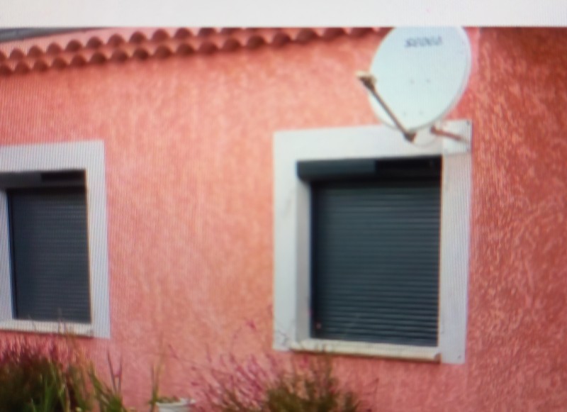 pose et  installation de volet roulant solaire en applique gris anthracite  sur une villa à Lunel proche de Sommières