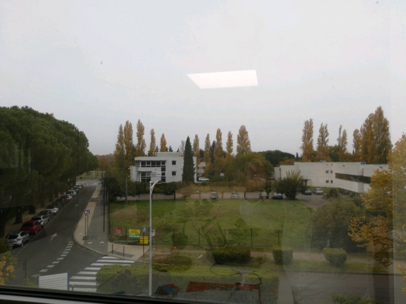 Installation et fabricant de pergola bioclimatique pour restaurant avec LED et rideaux sur Savigny l'Evescault à côté de Poitiers