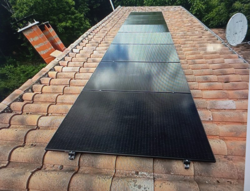 Pose et installation d'un panneau photovoltaïque et solaire sur un toit en tuile canal à Salindres proche de Saint-Ambroix