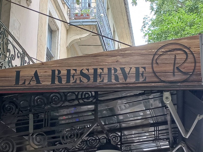 Ou organiser un repas de groupe en privatisant une salle d'un restaurant sur Nîmes à côté de Marguerittes