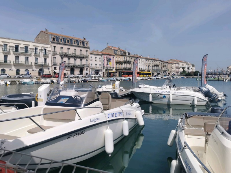 Location de bateau sans permis pour enterrement de vie de jeune fille à Sète et Frontignan