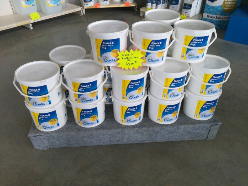 Installation et pose d'une piscine coque polyester en forme rectangulaire sur Nîmes à côté de Lunel