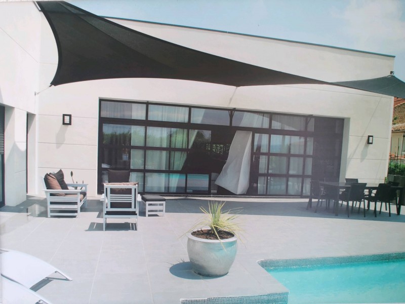Professionnel de bâche et voile d'ombrage extérieur sur terrasse grand format sur Sète proche de Montpellier dans l'Hérault