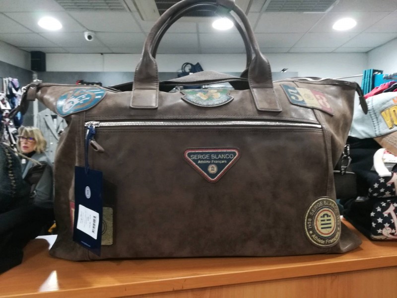 Magasin de prêt-à-porter qui vend des sacs de sport Serge Blanco à Ganges à côté du Vigan