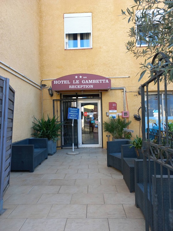 Où trouver un hôtel pour 4 personnes à Vias proche de Montpellier dans l'Hérault