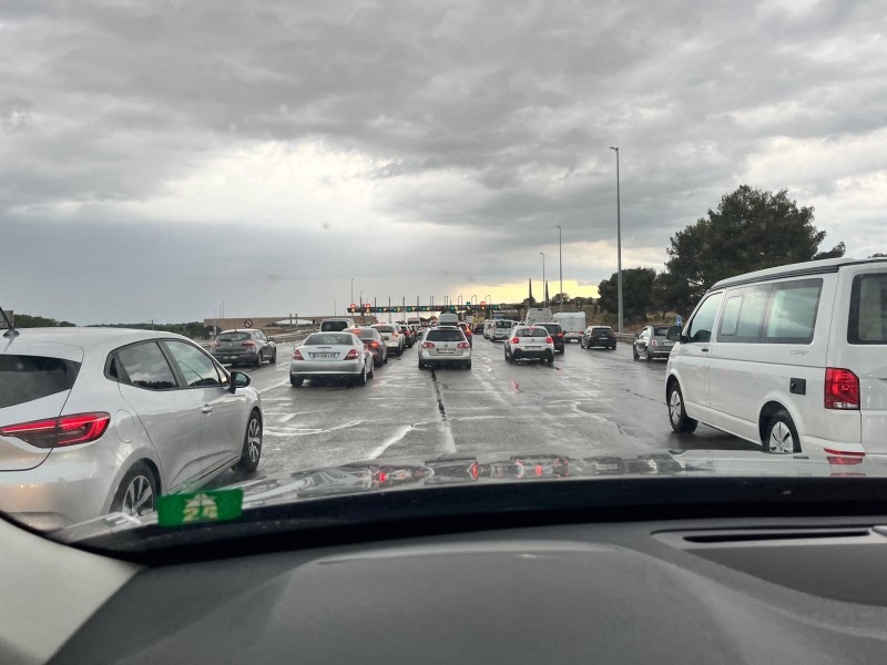 carrossier pour remplacement d'aile et portière sur une Audi q8 RS sur Aix-en-Provence proche de Venelles