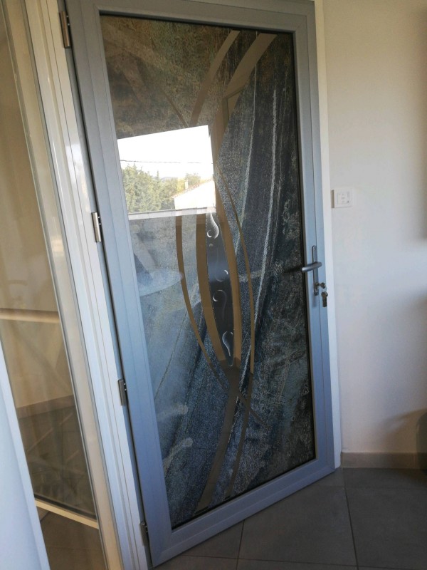 Installation d'une porte de garage sectionnelle en rénovation sur Anduze à cote Saint-Ambroix