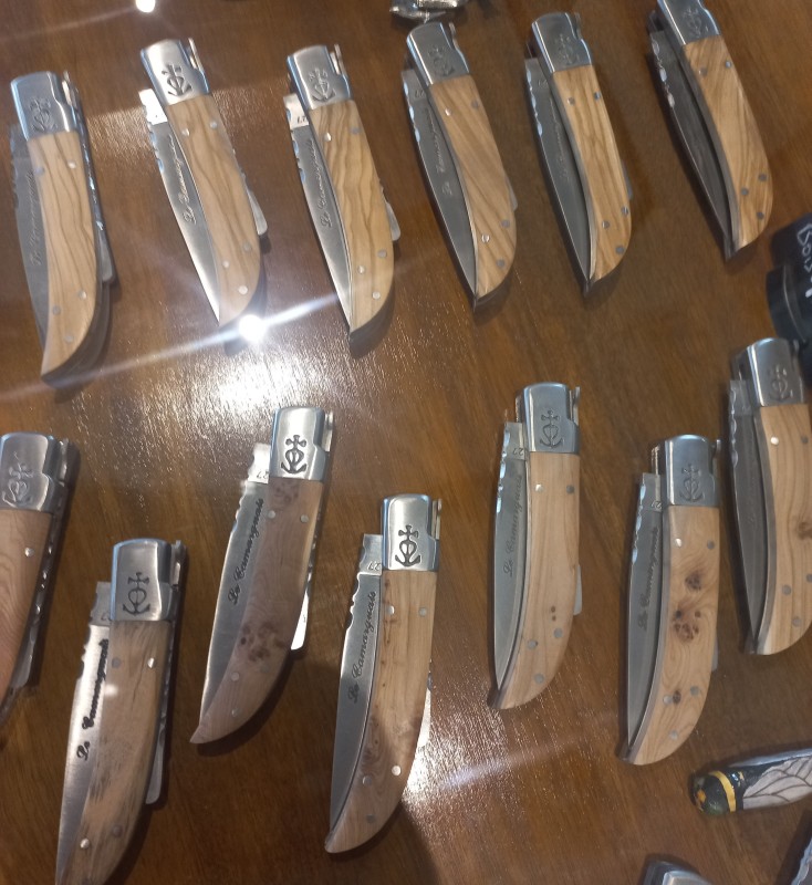 coutellerie pour vente de couteau camarguais sur Avignon proche du Vaucluse
