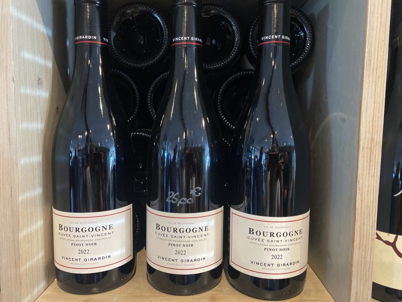 Caisse de 12 bouteilles de bourgogne Vincent Girardin année 2022 disponible à Fréjorgues proche de l’aéroport  