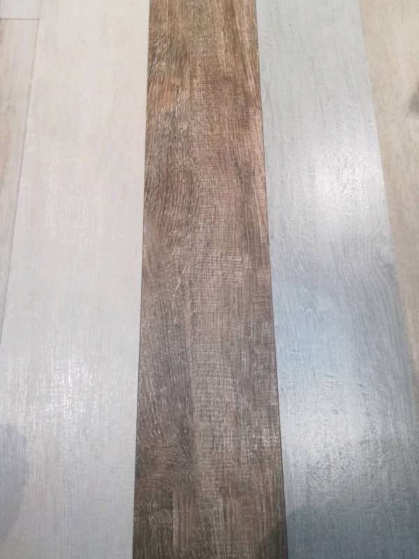 Magasin de carrelage imitation bois et parquet à Nîmes à côté de Caissargues
