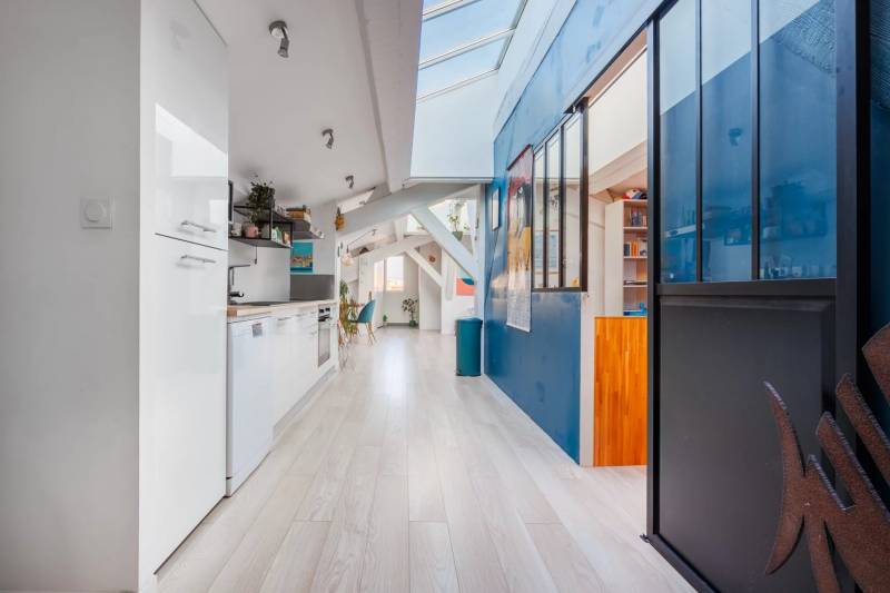 Salon lumineux avec grande verrière centrale, appartement mansardé Marseille Castellane