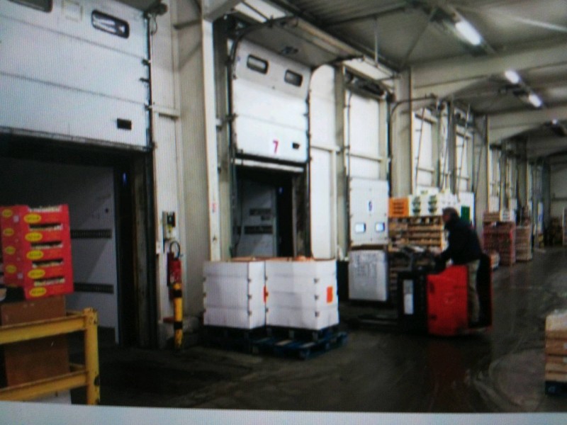 Rénovation d'une porte sectionnelle industrielle remplaçant une porte coulissante dans un entrepôt à Nîmes dans le Gard