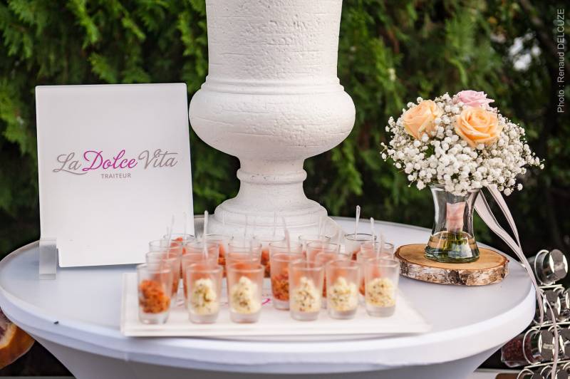 Recherche traiteur avec décoration de table pour un événement proche de Cassis www.ladolcevita-carnoux.com