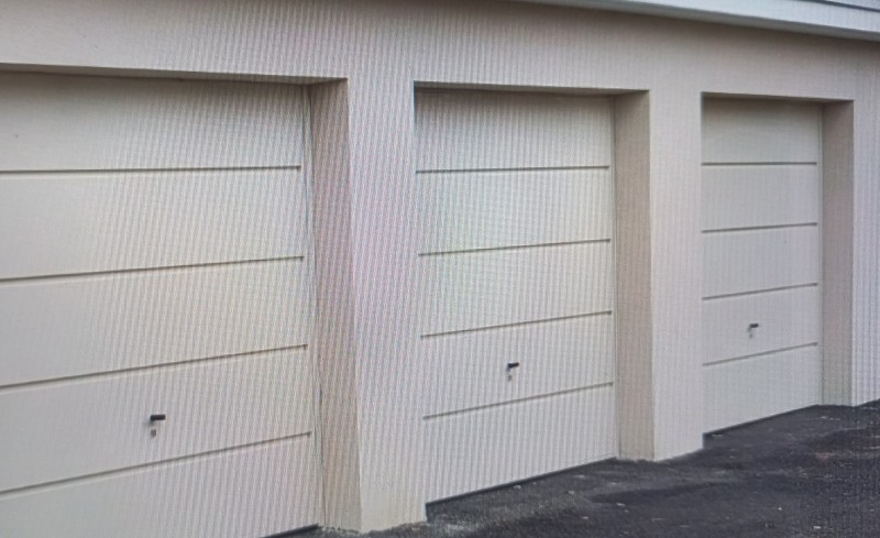 pose et installation d'une porte sectionnelle en PVC avec portillon sur Nice proche de Cannes