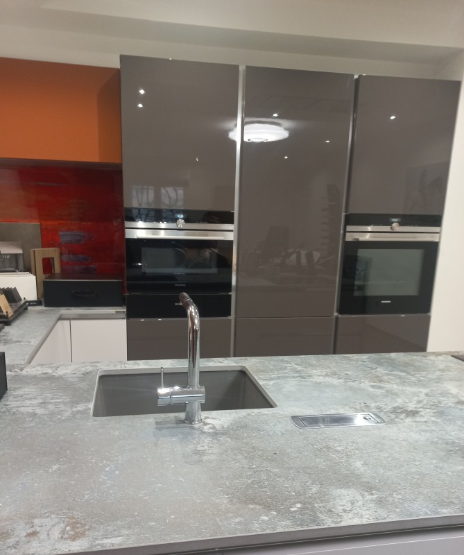 pose et installation d'une cuisine moderne avec îlot central à Saint-Aunès à côté de Lunel