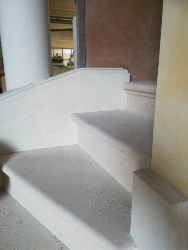 Tailleur de pierre pour réalisation d'un escalier en pierre sur Montpellier dans l'Hérault