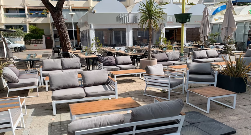 Restaurant proposant des plateaux de fruits de mer composés de poulpes et huitres à Carnon