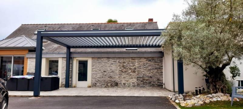 Installation et pose d'une pergola bioclimatique pour restaurant sur terrasse à Angers proche Saumur