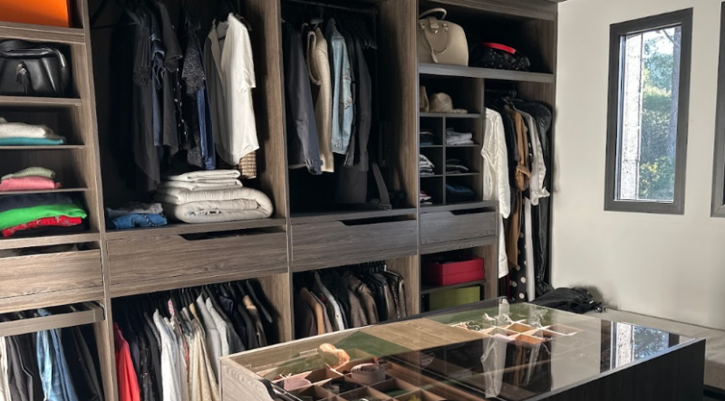 Pose et  installation d'une bibliothèque sur mesure dans un séjour dans  villa à Aix-en-Provence à côté de Salon-de-Provence