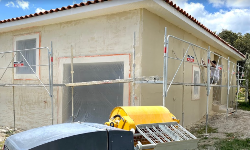Rénovation d'une façade par un enduit lissé couleur pierre sur Alès proche d'Anduze