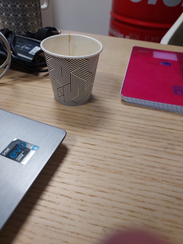 showroom pour présentation de gamme prêt-à-porter homme et femme de luxe à aiguilles