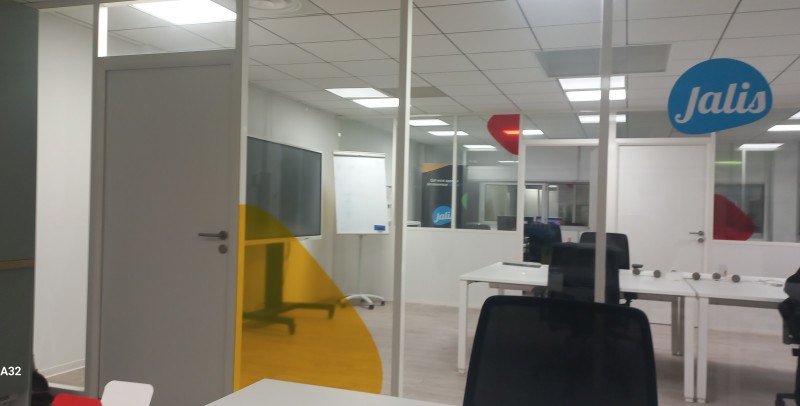 installation et pose de cloisons vitrées dans un bureau loft dans le centre d'affaires à Nîmes quartier Georges Besse