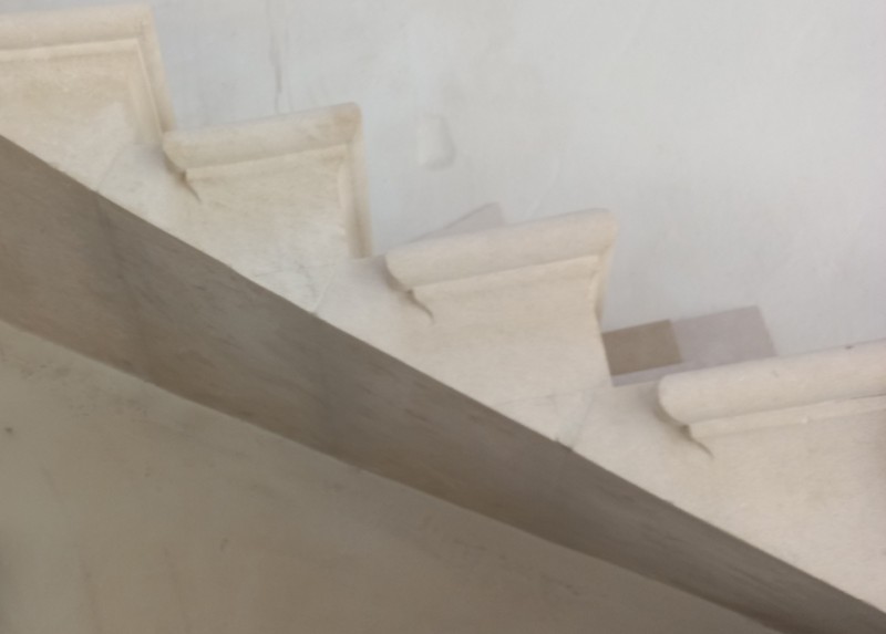 rénovation d'un pilier en pierre par un tailleur de pierre sur Uzès proche de Remoulins