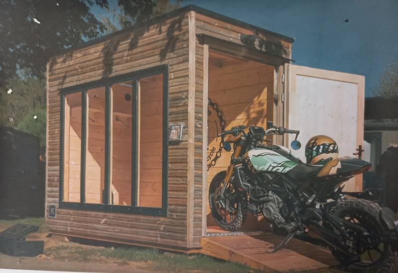 pose installation d'un carport abri pour moto en bois avec rampe sur Montpellier proche de Sète