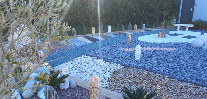 magasin de vente de pierre naturelle spécialisé en galet décoratif pour jardin sur Nîmes proche d'Arles