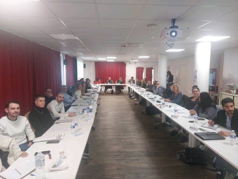 Séance de formation et d'intégration d'une équipe commerciale dans une agence web spécialisée en positionnement sur Google à Marseille
