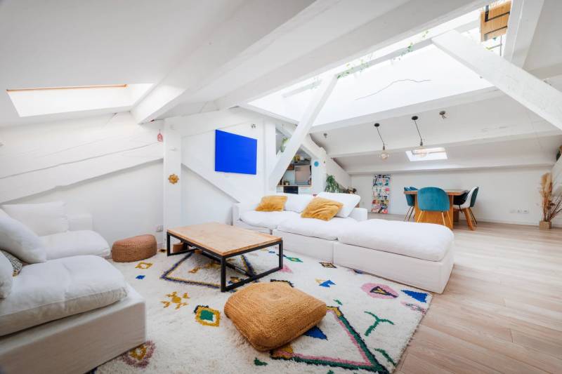 Séjour spacieux et lumineux sous la verrière centrale, appartement mansardé à Marseille Castellane