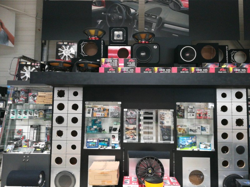 Magasin vendant des caisson de basse pour enceinte et accessoires tuning pour voiture sur Montpellier à côté de Narbonne