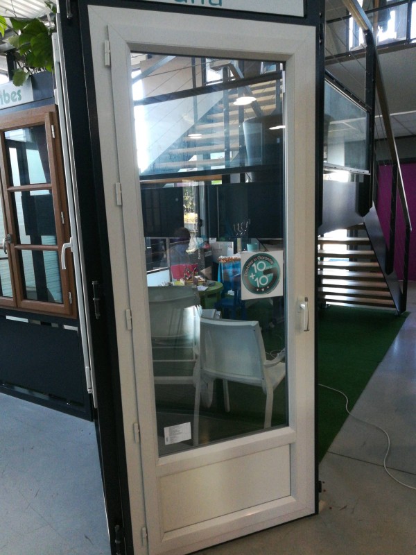 installation et pose d'une porte en bois par une porte en bois en pvc dans une villa saint jean de védas proche de Montpellier