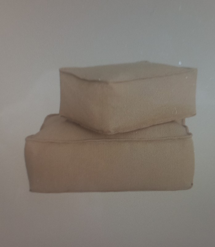 mobilier et tabouret coussin de sol pour aménagement de restaurant de plage sur Marseille proche de cassis