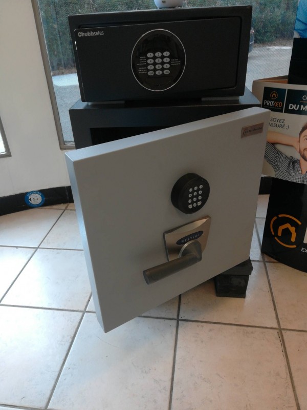 Installation et pose d'un coffre-fort 50 litres ignifugé 3 points sur Nîmes à côté d'Alès