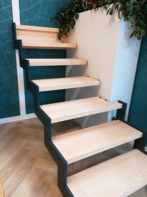 Rénovation d'un ancien escalier bois par un escalier bois à limon central quart de tour à Béziers à côté d'Agde