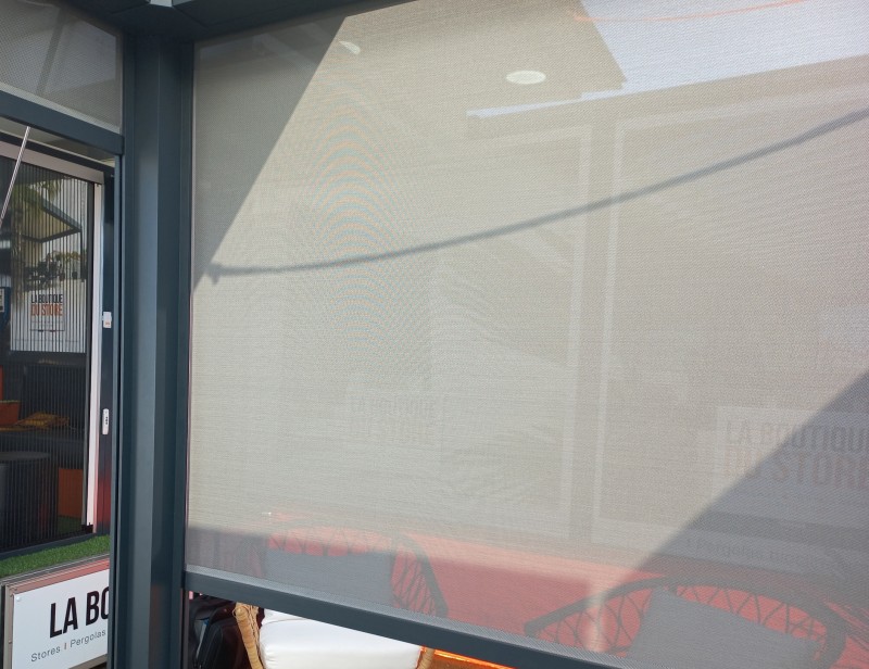 installation et pose d'un store banne sur mesure motorisé dans une villa à Montpellier à côté de Sète 