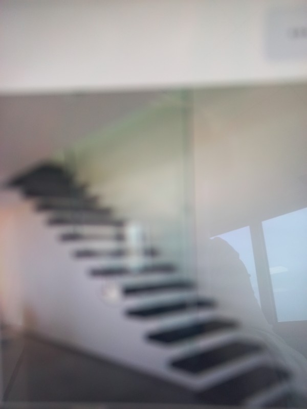 fabricant et pose d'un escalier en console ou suspendu pour villa moderne à Cannes proche de Monaco