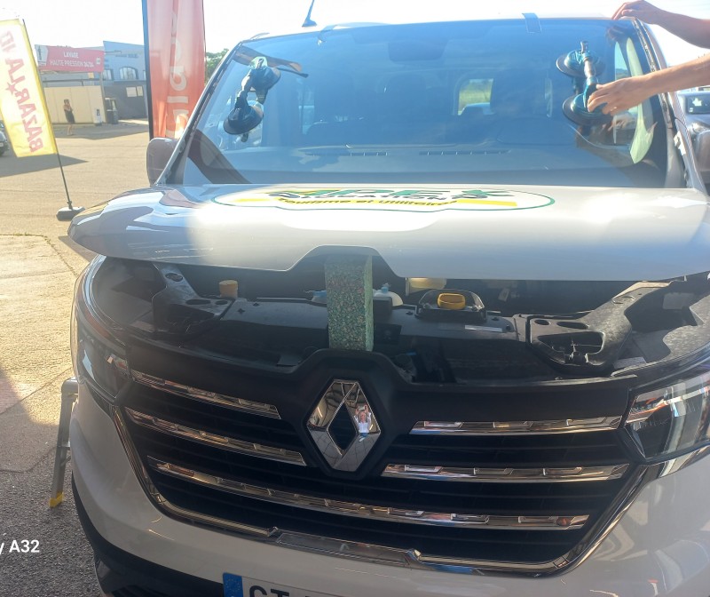 remplacement d'un pare-brise fissuré sur un Renault Trafic à Sommières proche de Quissac