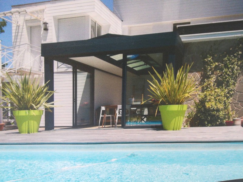 Installation et pose d'une véranda toit plat avec puit de lumière sur Montpellier à la Grande-Motte