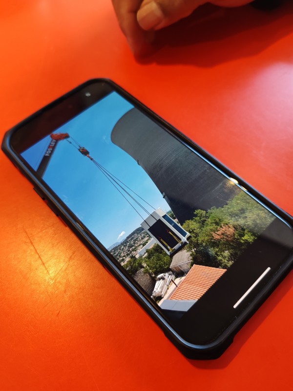 entreprise pour la pose d'une enseigne lumineuse sur une usine à Gardanne dans le 13