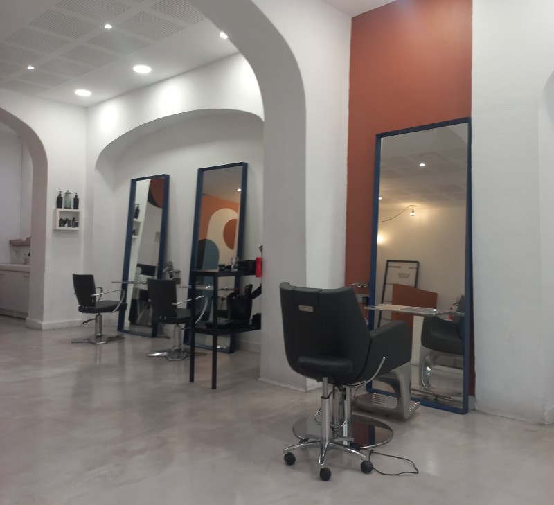 Salon de coiffure pour réaliser un balayage sur cheveux long à Nîmes en centre-ville dans le Gard
