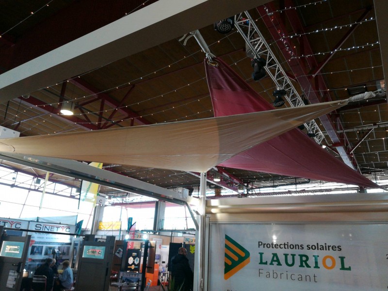 Pose et installation d'une voile d'ombrage a oeillets à Nîmes dans le Gard