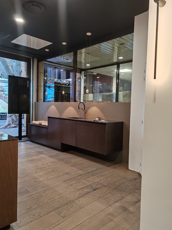 vente et installation d'une cuisine équipée moderne avec plan de travail en pierre sur eguilles proche d'Aix-en-Provence