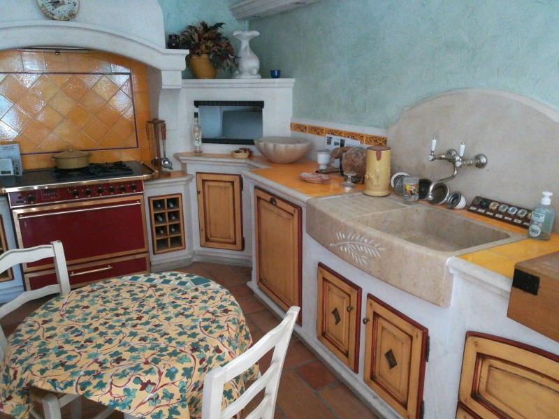 Installation et fabrication d'une cuisine en pierre de taille pour sur un mas à Saint-Rémy-de-Provence dans les Alpilles