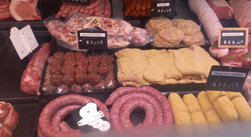 boucherie spécialisée dans la vente de grillades et de saucisses pour barbecue sur Remoulins proche d'Uzès
