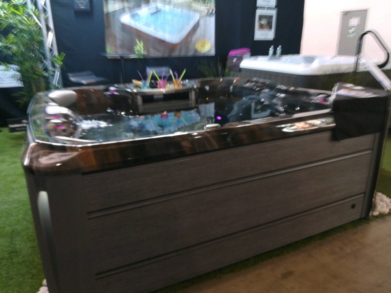 Pose d'un spa 4 ou 5 places sur Nîmes dans le Gard